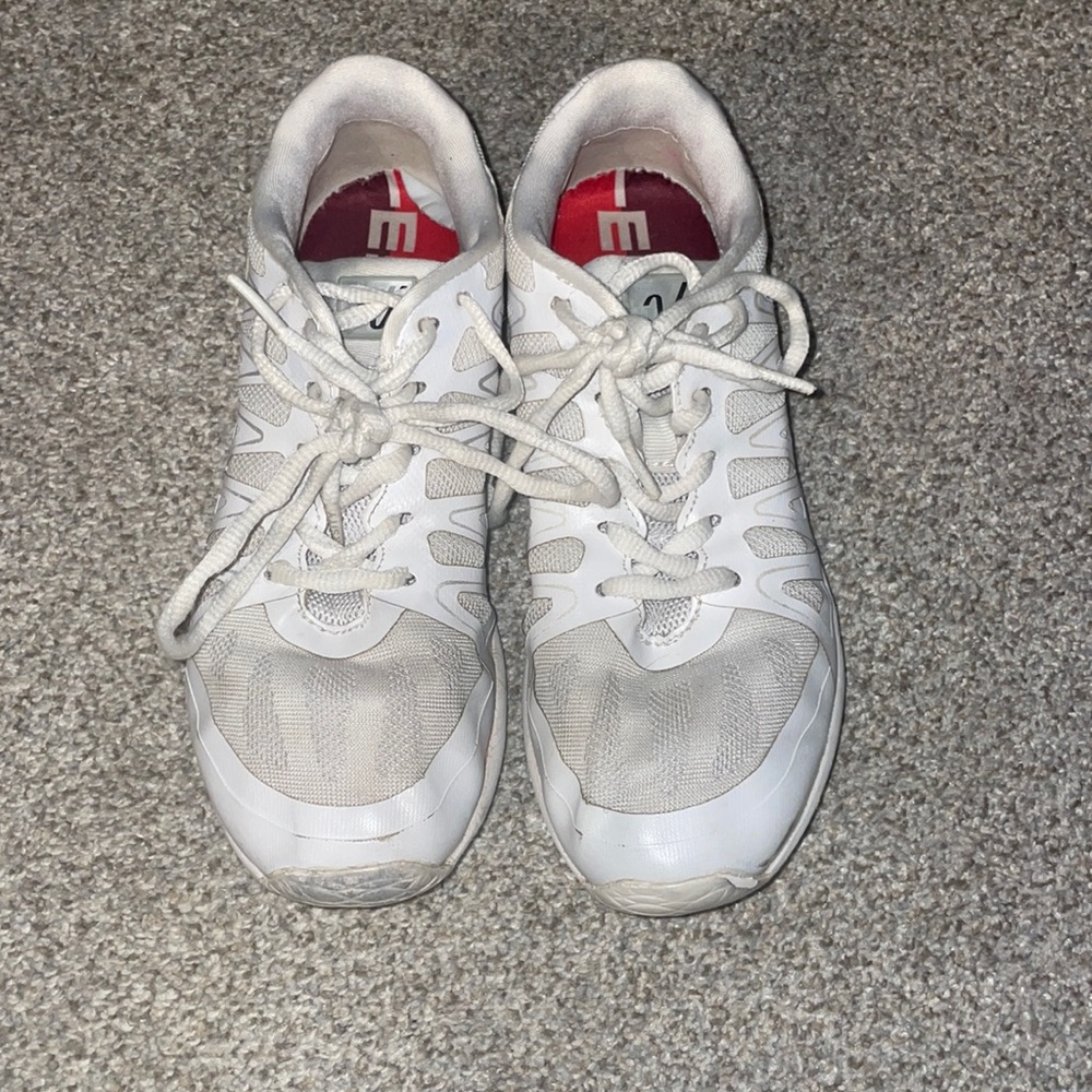 varsity brand white cheer shoes size 5.5